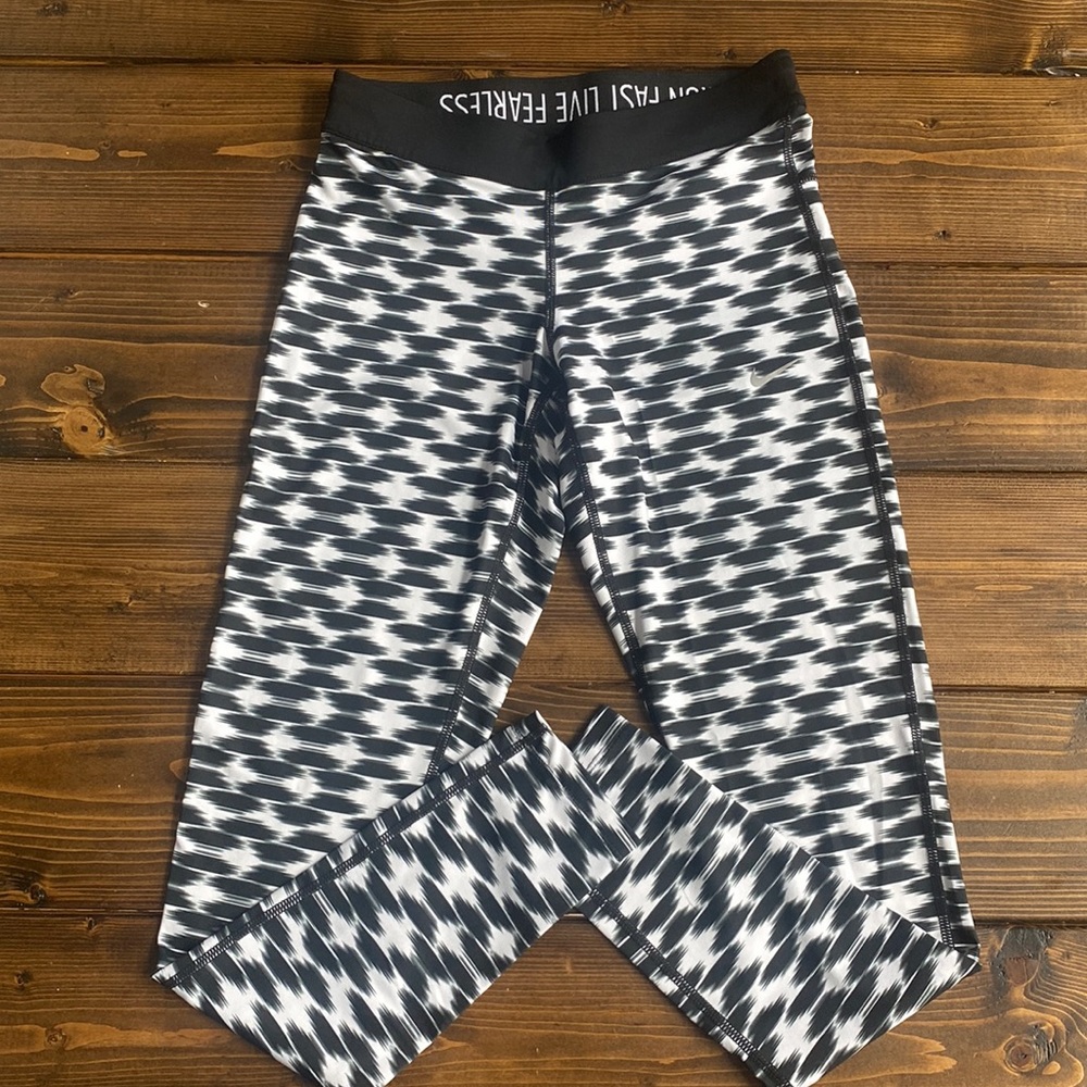 Nike dry fit patterned workout leggings